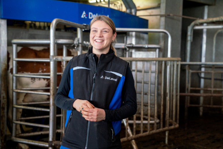 Melkveehouder Kim de Groot voor de DeLaval VMS V300 melkrobot met Flow-Responsive Milking