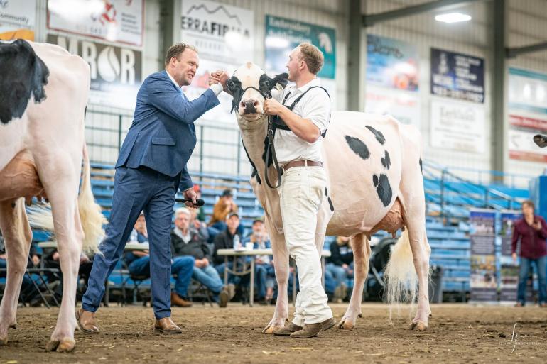 Nico Bons feliciteert een van de winnaars in Canada