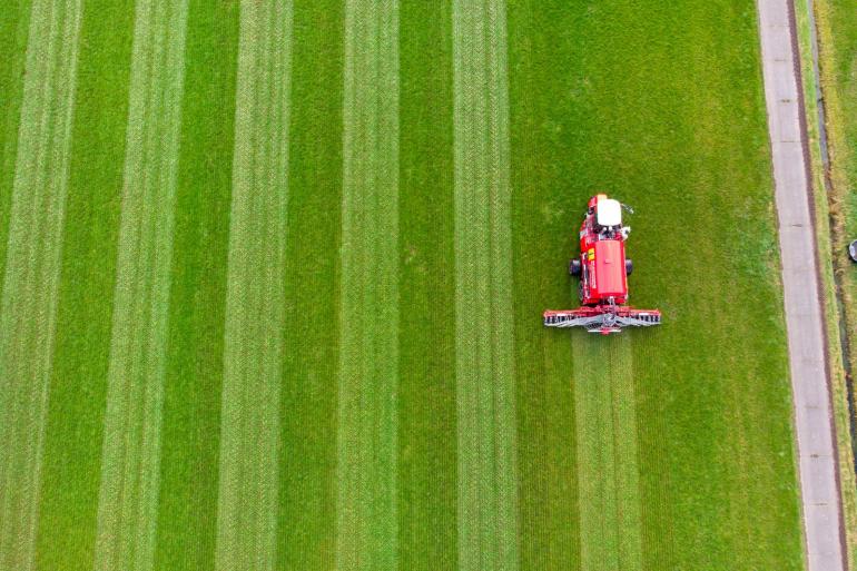 De Europese Commissie gaat samen met de lidstaten kijken naar minder administratieve verplichtingen voor kleinere bedrijven, meer ruimte om maatregelen af te stemmen op lokale omstandigheden en een kritischere blik op kalenderlandbouw