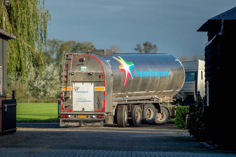 Het gemiddelde van de Europese melkprijzen daalde in juni met 10 eurocent en bleef met 40,04 euro per 100 kg melk nog net boven de 40 euro