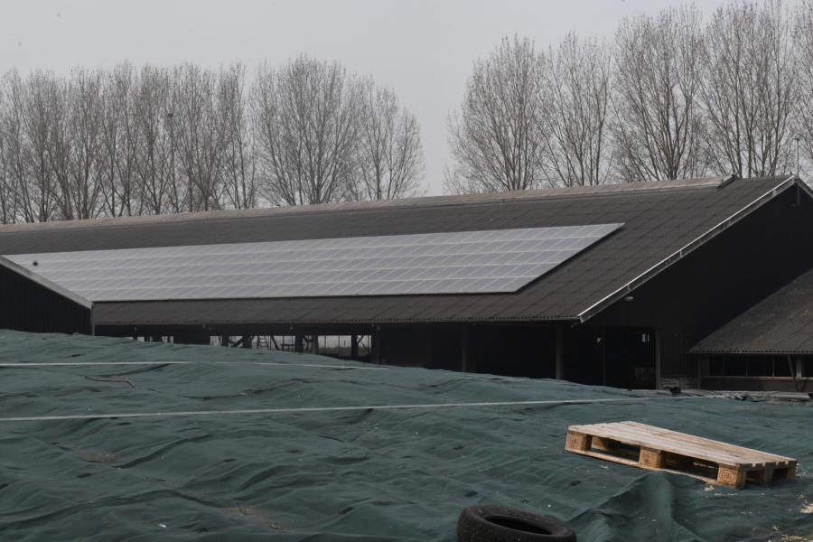 Op het dak liggen zonnecellen die momenteel voldoende zijn om zestig procent van de eigen benodigde energie op te wekken.