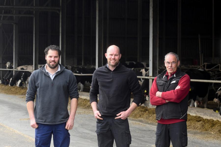Vader en zonen Boris, Sander en vader Jack Peters melken 230 koeien in Terhole.