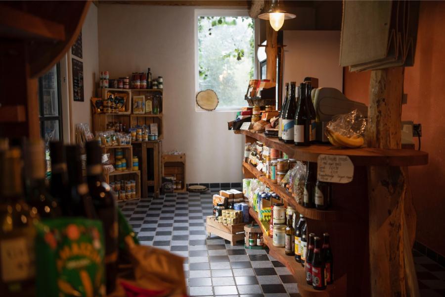 De familie Arink exploiteert op het eigen erf een goedlopende boerderijwinkel die twee middagen in de week is geopend