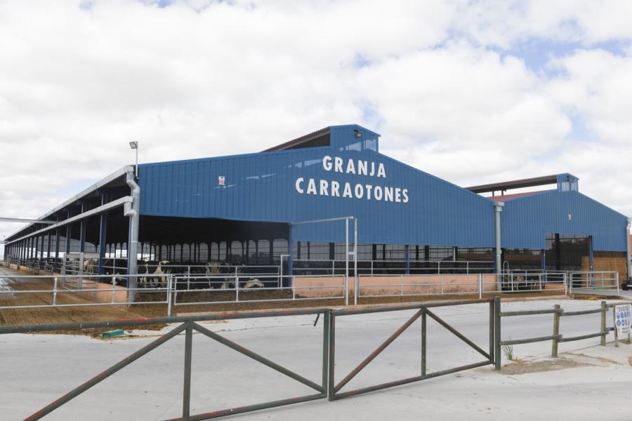 De naam van het bedrijf staat groot op de recentelijk gebouwde stal: Granja Carraotones