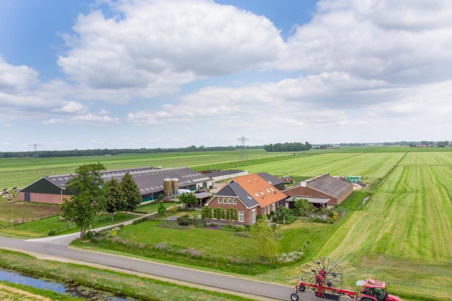 De boerderij van de familie Prins is gevestigd in een veenpolder bij het Overijsselse Hasselt