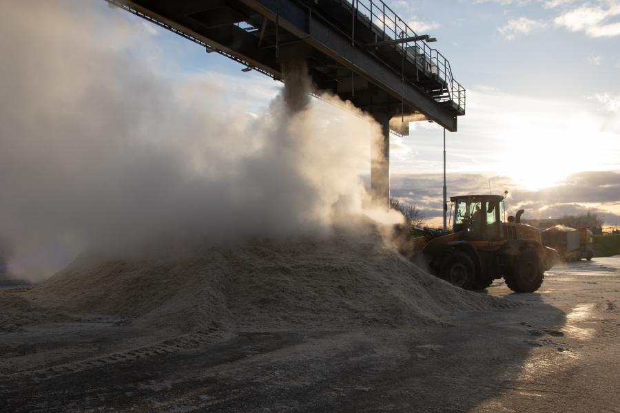 De perspulp gaat naar de pulpverlading. Een shovel laadt de perspulp in de vrachtwagens voor vervoer naar veehouders. Cosun-onderdeel Duynie Feed regelt de verkoop en de logistiek van perspulp als veevoeder