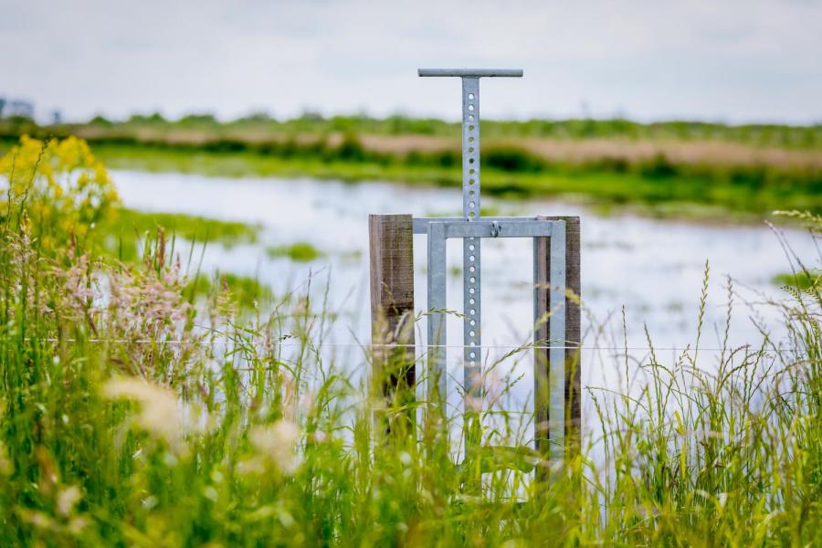 Voor het onder water laten lopen wordt gebruik gemaakt van het hoogteverschil in de polder en van sluizen en dammen