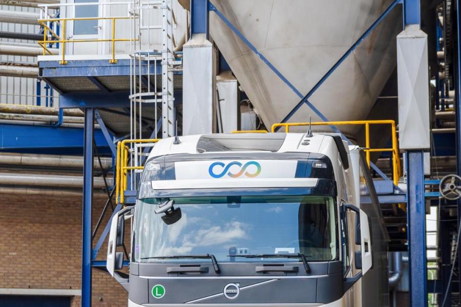 Onder de silo’s is de verlaadplaats, waar de vrachtwagenchauffeurs van Looop hun vrachtwagen vullen. Looop is een van de bedrijven die de reststroom verwaardt tot veevoer en de logistiek en het transport naar de veehouder regelt. In een vrachtwagen past ongeveer 36 ton bierbostel.