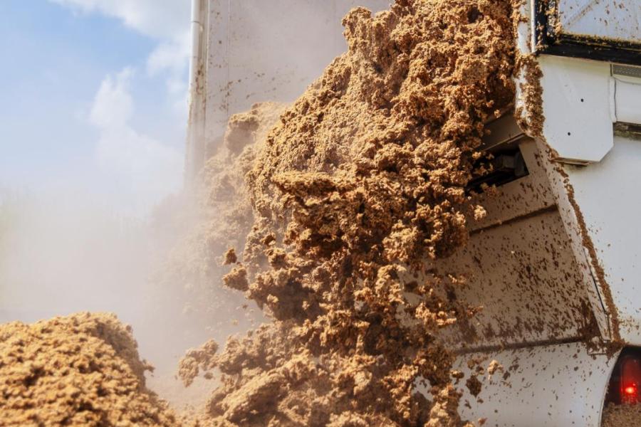 Bij de veehouder lost de vrachtwagenchauffeur de bierbostel in de sleufsilo. Bij een sleufsilo wordt de bierbostel los gestort. Bij gebrek aan ruimte, of voor extra gemak, kan de bierbostel ook in een slurf worden gelost.