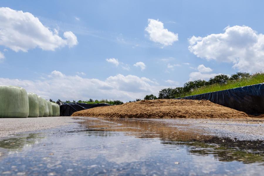 Na het afleveren wordt de kuil luchtdicht afgedekt door de veehouder. Dit kan met plastic folie en daarbovenop een dun zanddek of zandslurven. Het instrooien van zout kan zorgen voor een betere conservering.  De kuil moet minimaal twee weken dicht blijven om de melkzuurbacteriën in de kuil te stabili-seren. De veehouder kan een klein kuiltje apart leggen om direct te voeren aan de koeien.  Een voersnelheid van anderhalve meter per week voorkomt bederf.