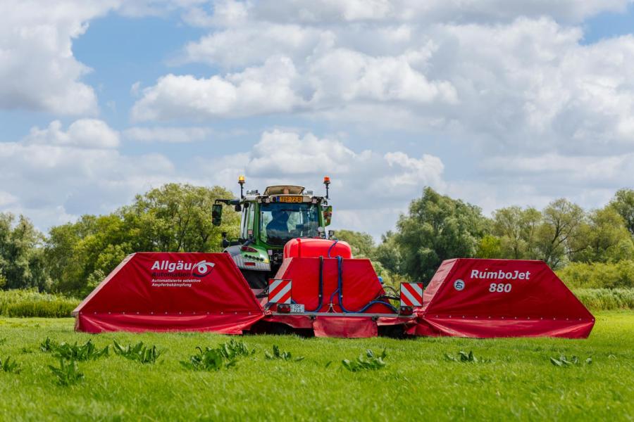 De machine verschilt van uiterlijk met een ‘gewone’ veldspuit vooral door de zeilen over de spuitbomen om valse lichtinval wat de detectie van onkruiden kan beïnvloeden, te voorkomen