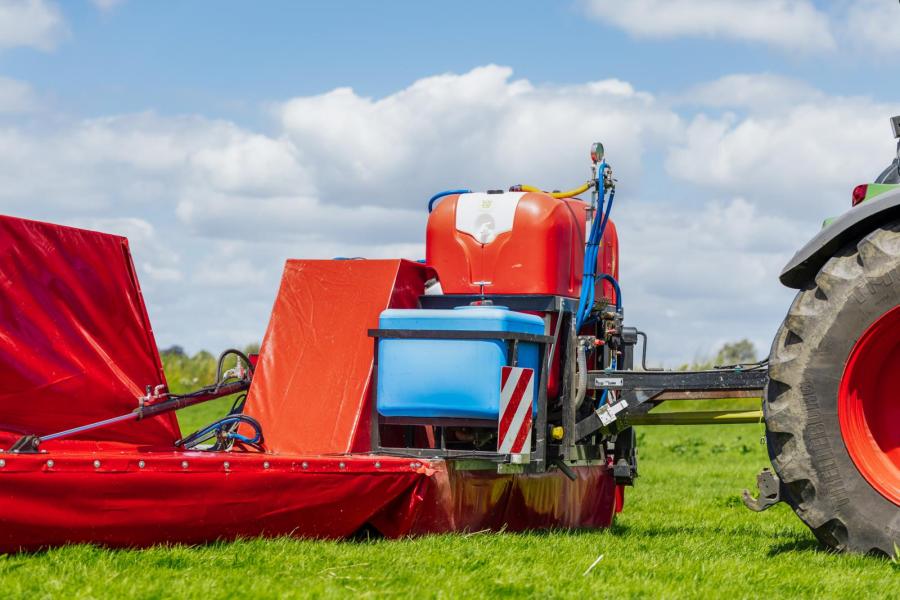 De spotspray-techniek geeft bij bestrijding van ridderzuring een besparing op bestrijdingsmiddel van gemiddeld ruim 90 procent. Afhankelijk van de hoeveelheid ridderzuring zorgt dat al snel voor een besparing van 100 euro per hectare ten opzichte van volveldse bestrijding