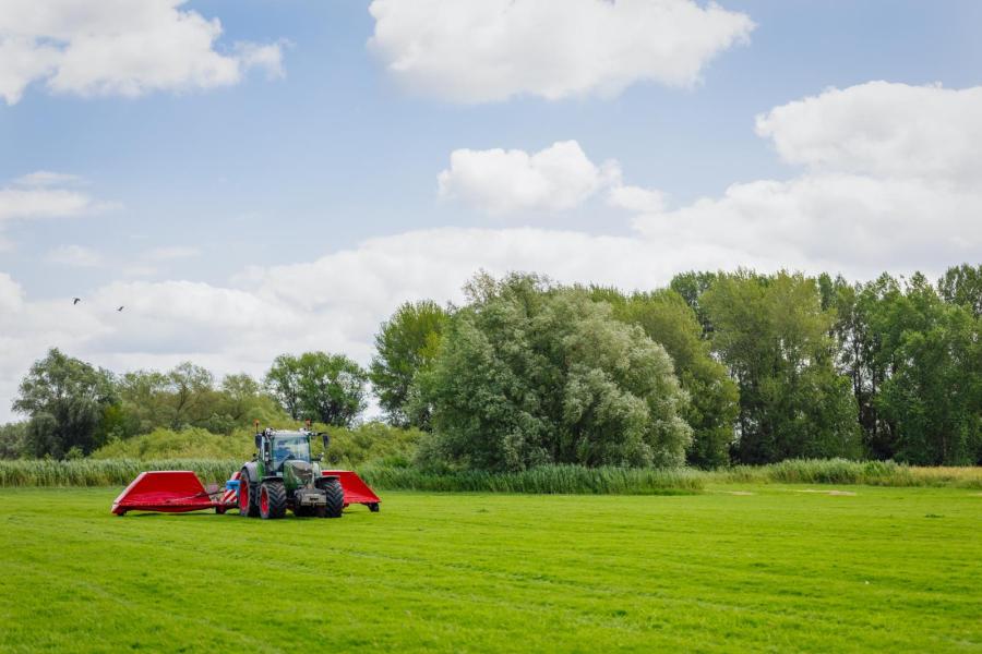 De rijsnelheid van de machine is 9 tot 10 kilometer per uur en de capaciteit 5 tot 7 hectare per uur