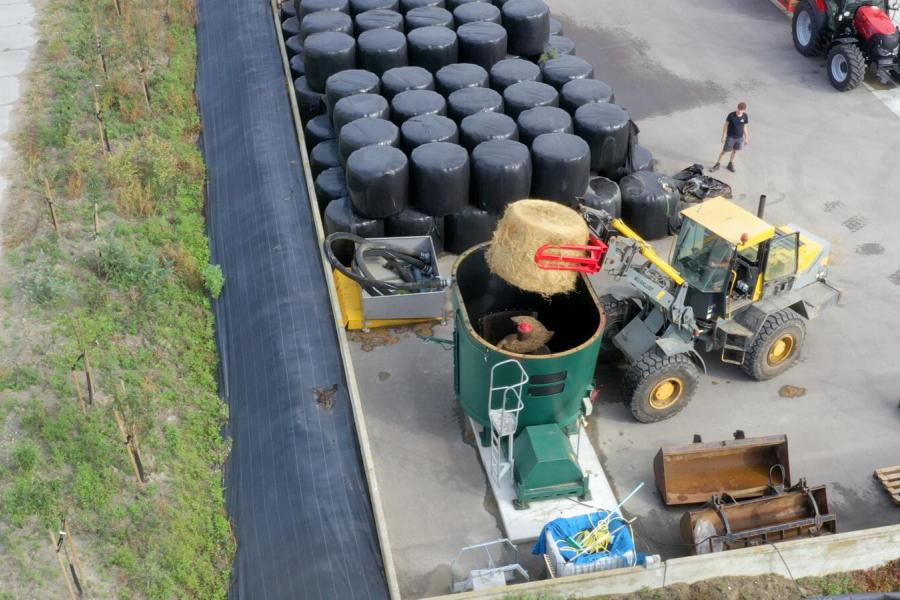 De weg van papier van bermgras start bij onderzoekslocatie Acrres in Lelystad. Gemaaid bermgras wordt hier in balen afgeleverd. De onderzoekers halen de balen met een mengwagen uit elkaar. 