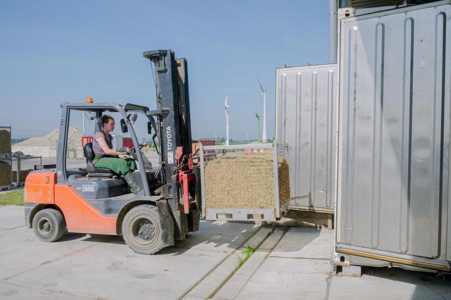 Het gras wordt behandeld in een vergister om eiwitten en suiker uit het gras te halen. Dat is nodig, want eiwitten zorgen voor een lastigere ontwatering, waardoor het proces later meer tijd en energie kost. De onderzoekers stapelen de kooien met gras in de vergister op elkaar. 