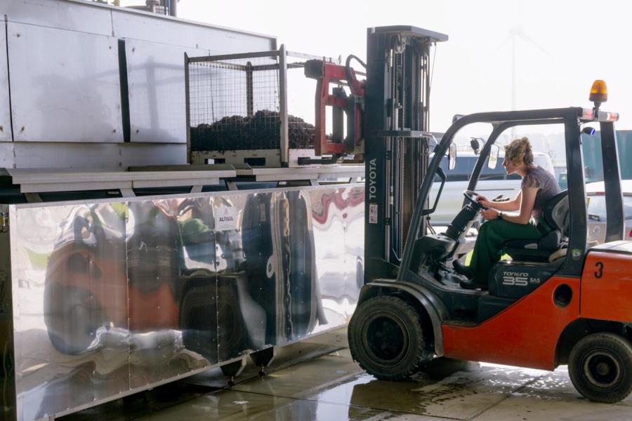 Daarna krijgt het gras een basische behande-ling. De graskooien zakken daarvoor in een machine gevuld met loog. Het loog breekt de overige suikers en eiwitten af én de lignine. Lignine geeft het papier een geur en een gelige kleur. Ook is het door lignine moeilijker om losse vezels te krijgen die nodig zijn voor het papierproductieproces.