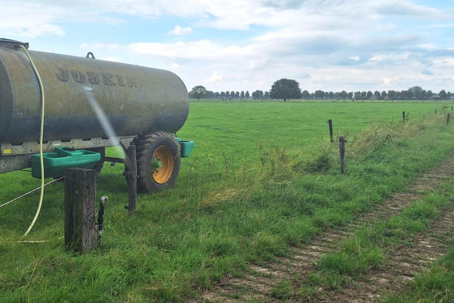 De tank kan op diverse plaatsen in het land worden gevuld bij een vulpunt met bronwater