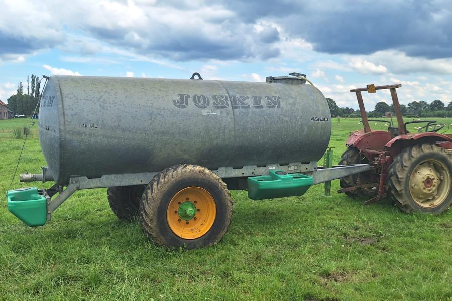 De watertank met trekker heeft drie drinkbakken