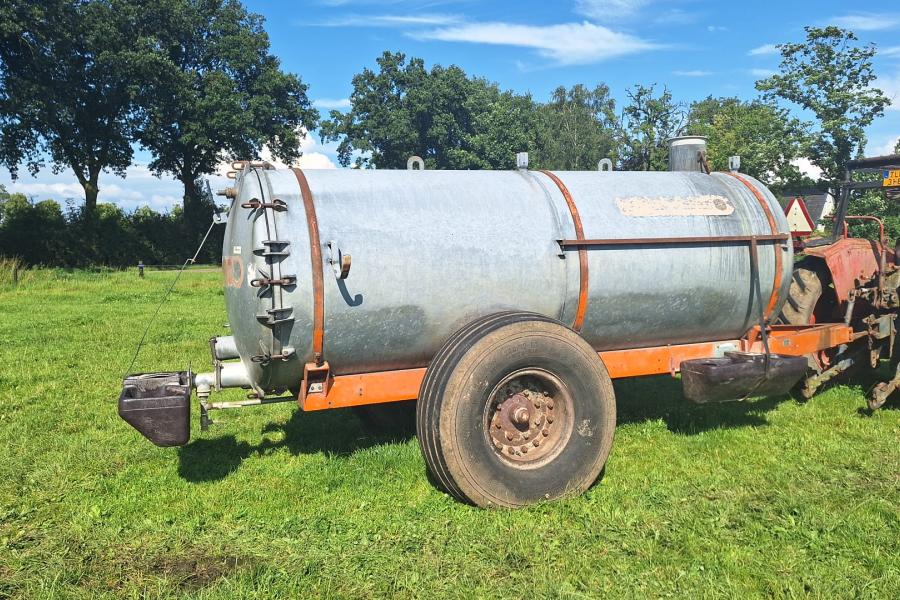 De kleinere tank van 4 kubieke meter voor de nacht