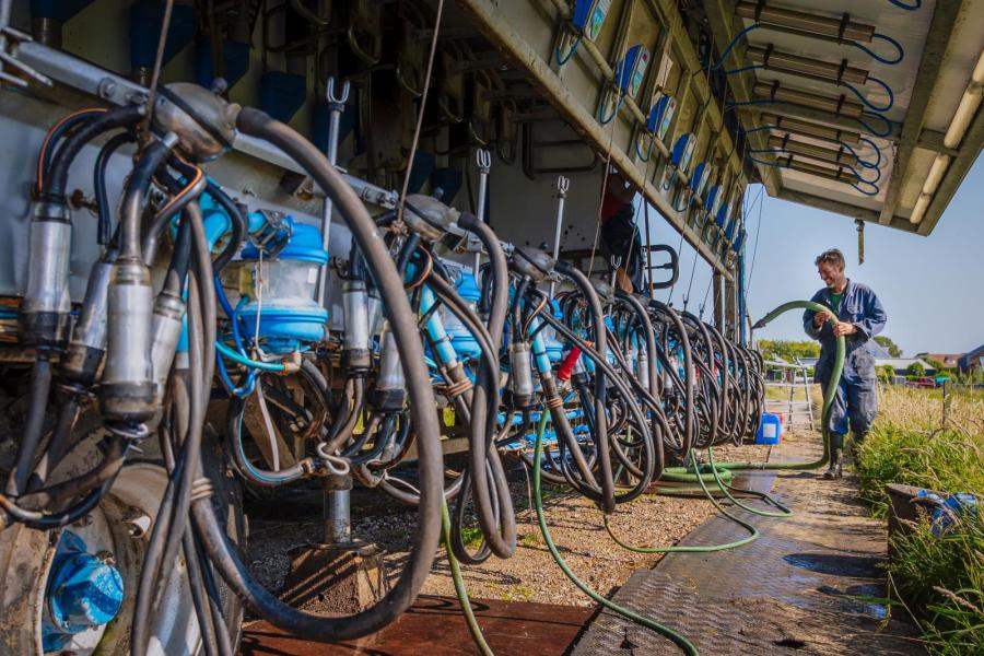 De melkwagen wordt schoongemaakt
