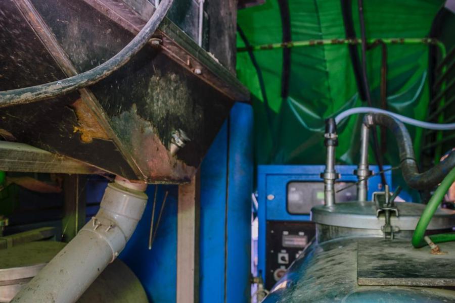 In het mobiele tanklokaal staan naast de melktank ook een installatie voor de biks die de koeien tijdens de melkbeurt krijgen, een boiler, generator en koud watertank