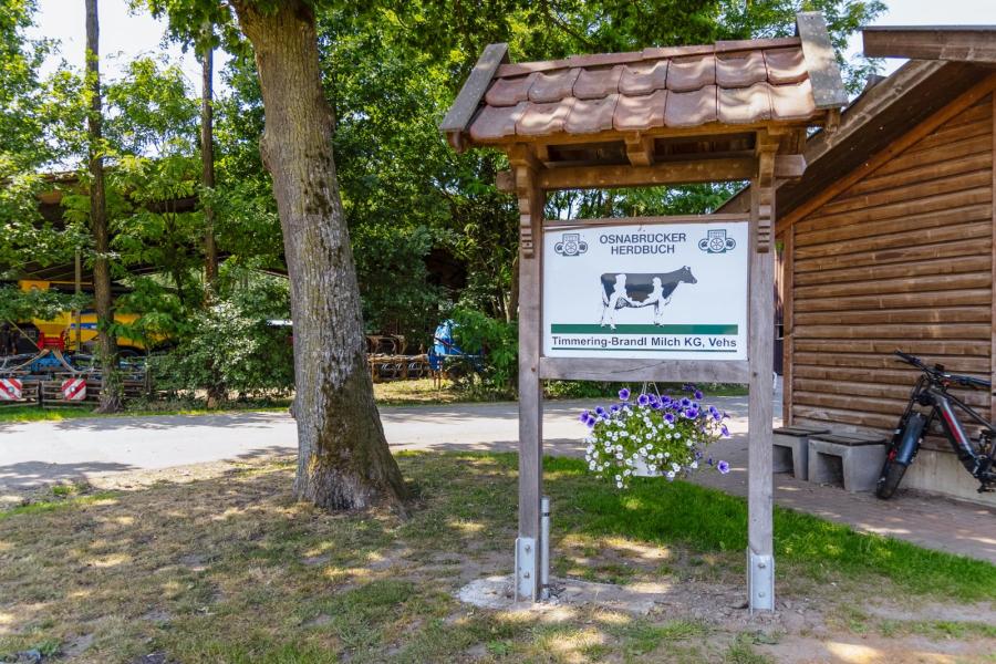 Een team van 14 vaste medewerkers en een wisselend aantal losse krachten en stagiaires verzorgen op Timmering-Brandl Milch KG zo’n 1500 dieren en bewerken ongeveer 600 hectare land. Naast 240 hectare snij- en korrelmais en 140 hectare gras als voedergewassen worden ook 120 hectare tarwe, 70 hectare aardappelen en 30 hectare suikerbieten geteeld.