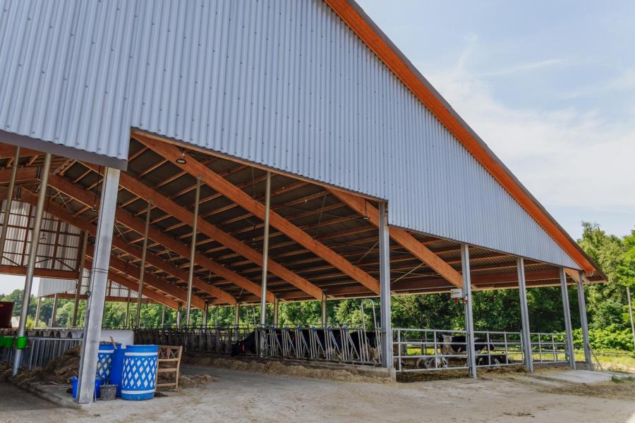 De zijwanden van de nieuwe stal zijn open voor een fris stalklimaat maar kunnen met gordijnen worden afgesloten om koude wind buiten te houden en regeninslag te voorkomen. De voor- en achtergevel zijn bekleed met zonlicht reflecterend aluminium.
