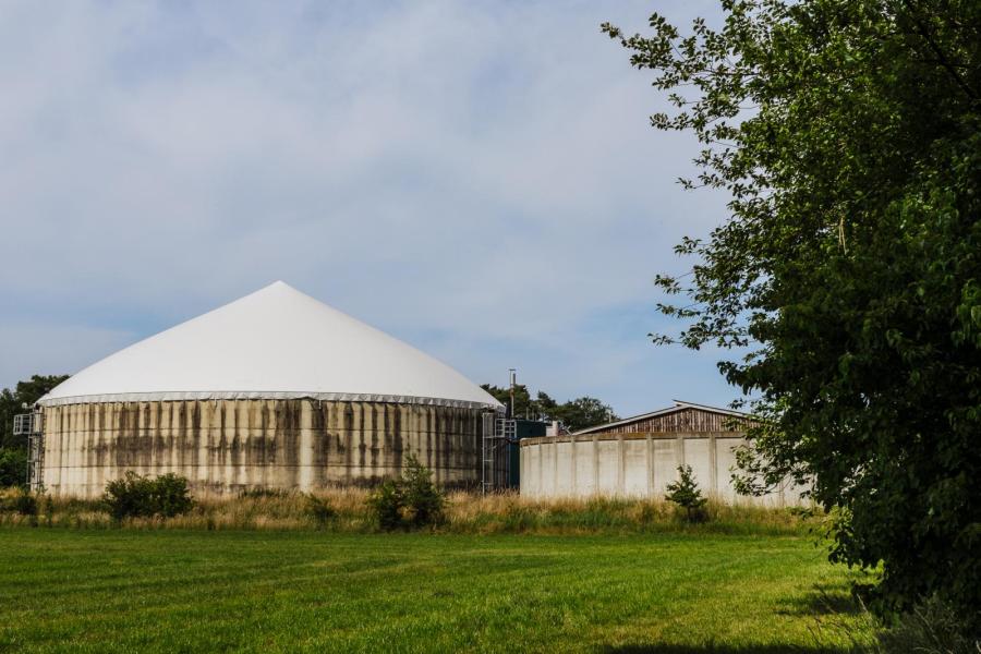 Op het erf van de hoofdlocatie staat een grote mono mestvergistingsinstallatie. Hierin wordt alle mest van de dieren op zeven locaties vergist voor de opwekking van elektriciteit. De restwarmte wordt onder ander benut voor het drogen van korrelmais voor het maken van maismeel.