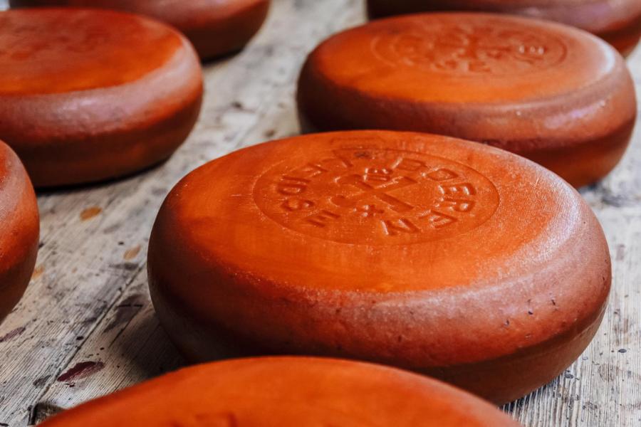 Om hun Leidse herkenbaar en onderscheidend te maken drukten kaasmakers in de korst de sleutels uit het wapen van de stad Leiden. Met de kenmerkende ronde coating kreeg de kaas hiermee een uniek handelsmerk