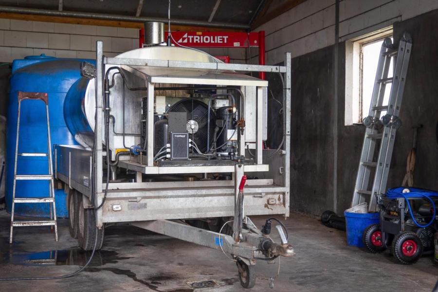 Boter en kaas maken vader en zoon Warmerdam nog altijd in de oude boerderij. Vanuit de melkstal gaat de melk in een koeltank op een aanhanger voor transport naar de boter- en kaasmakerij