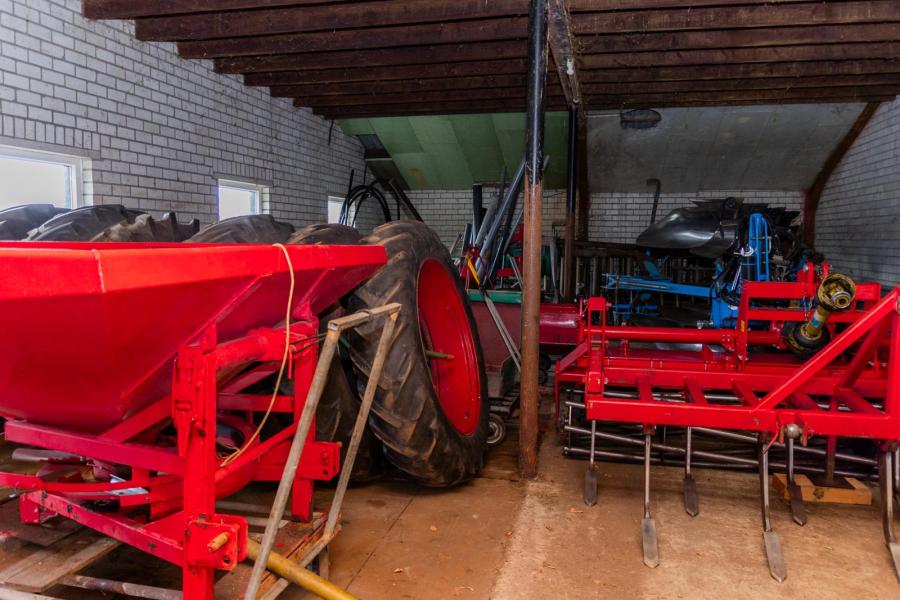 De veehouder concentreert zich op de koeien. Veel landwerk is uitbesteed aan de loonwerker. Het eigen machinepark is beperkt.