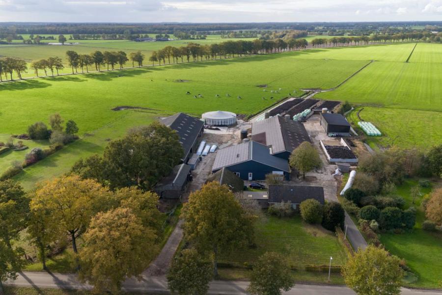 Het melkveebedrijf telt 115 melk- en kalfkoeien en heeft 38 ha productiegras, 11 ha kruidenrijk grasland, 6,5 ha natuurgrasland en 13 ha snijmais in gebruik