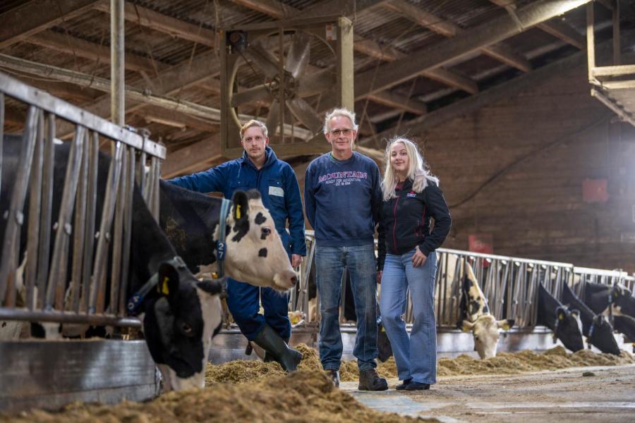 Johan Mulder runt het bedrijf in Wezup samen met zijn vrouw Jantje (niet op de foto), zoon Jan-Roelof en dochter Iris. 