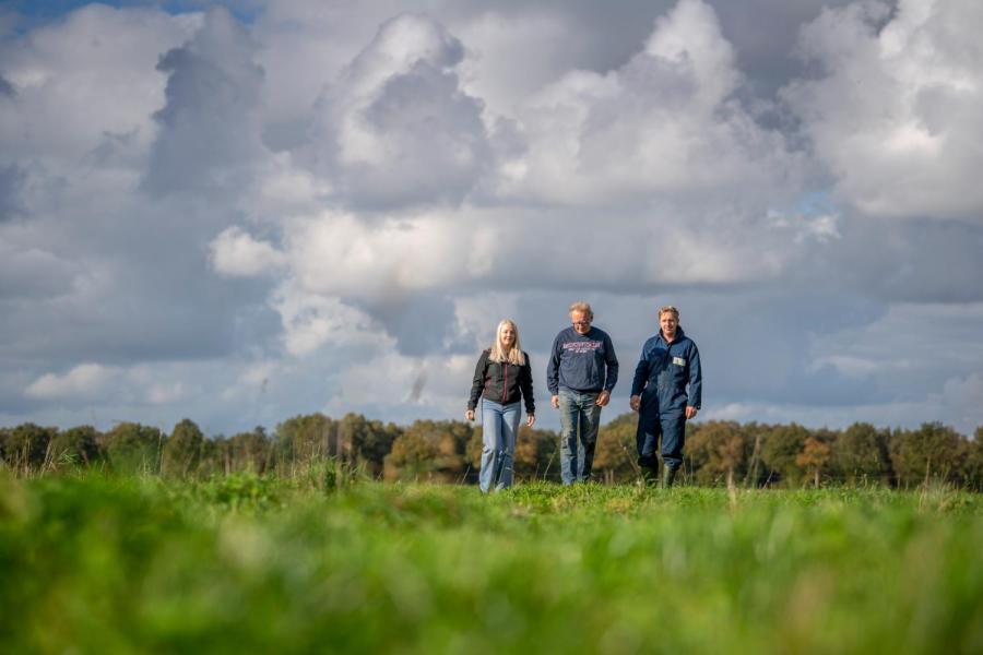 Het hele jaar door, ook ’s winters, loopt de Drentse veehouder veel door het land. Zo kan hij bijvoorbeeld meteen starten met beregenen als het te droog wordt. De percelen krijgen 27 tot 28 mm per keer en de droogste percelen zijn dit jaar vijf à zes keer beregend