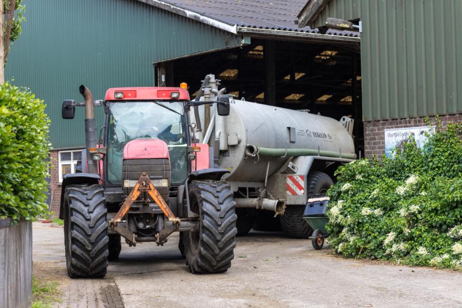 De Friese veehouders hebben een ontheffing om bovengronds mest uit te rijden. Maximaal geven ze per keer 15 kuub per hectare, waarbij de beste percelen vier tot vijf keer een gift krijgen