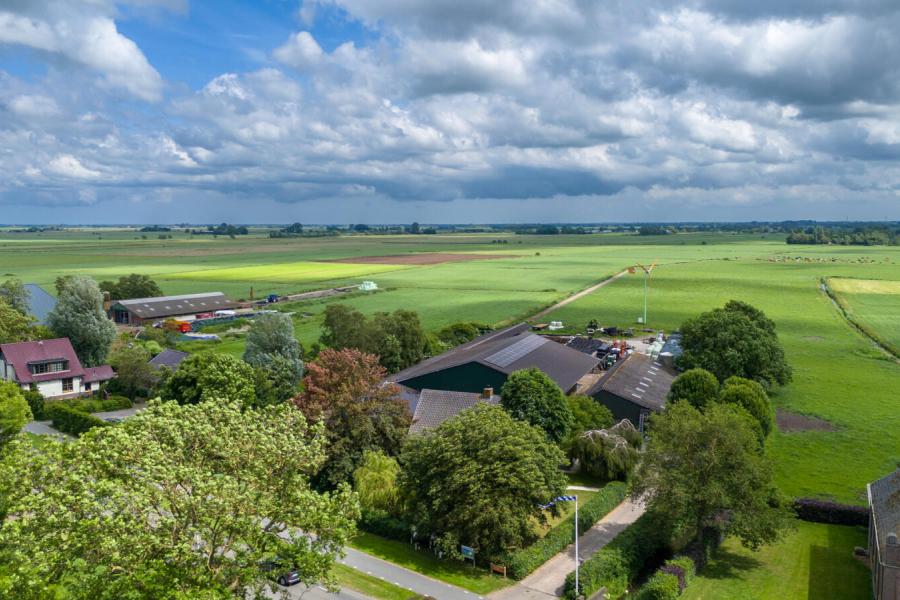 De veehouders hebben 250 hectare grond in gebruik, waaronder 120 ha productief grasland. Een deel van de grond ligt in de Noordoostpolder, waar ze 3 ha voederbieten, 4 ha mais, 7 ha erwten/triticale en 12 ha veldbonen/tarwe verbouwen