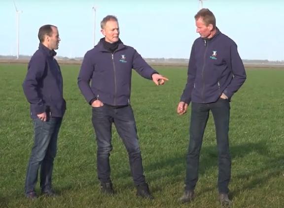 De melkveehouders Hains Koopman, Coen Hagoort en Rijk Baltus discusiëren met elkaar onder andere over de haalbaarheid van 155 gram ruw eiwit in het rantsoen