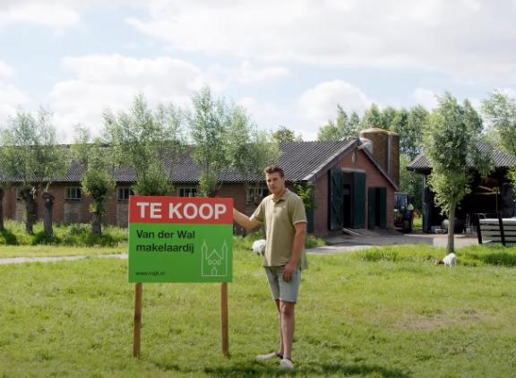 In diverse video’s vertellen jonge boeren, staand naast een makelaarsbord van Van der Wal, wat de stikstofplannen voor hen betekenen