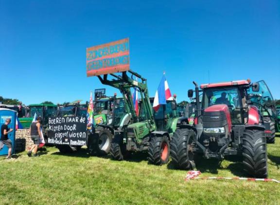 Protesterende boeren bij het distributiecentrum van Albert Heijn in Utrecht willen open in gesprek met het kabinet