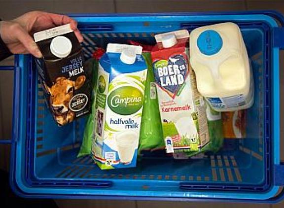 Een gemiddelde Nederlandse consument besteedt ongeveer 11 procent van zijn uitgaven aan levensmiddelen, waarvan 14 procent aan zuivel