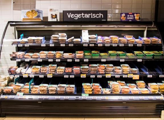 Nederlandse consumenten slaan de duurzaamheid van vega-merken hoger aan dan die van echte zuivel- en vleesmerken