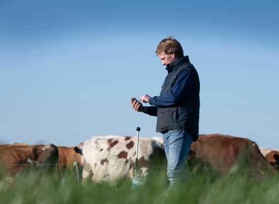 Auke Spijkerman maakt wekelijks een rondje door het gras met zijn grashoogtemeter