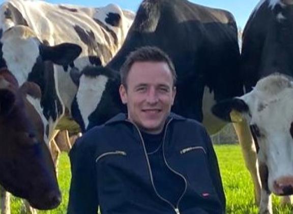 Hendrik Galema (31) heeft in het Friese Hartwerd een melkveebedrijf met 160 koeien. Daarnaast zet hij zich als voorzitter van de Agrarische Jongeren Friesland (AJF), samen met acht mede-bestuursleden in voor de belangen van 1100 jonge Friese boeren.