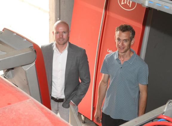 Luc Adriaansen en Hans Janssen bij de nieuwe melkrobots