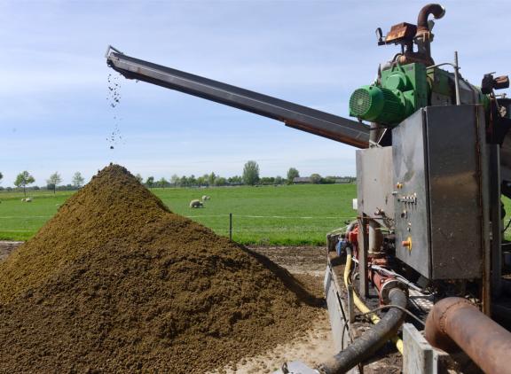 Renure is een stikstofhoudend meststof die vrij komt bij be- of verwerken van dierlijke mest