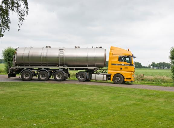 Door afbouw van de derogatie verliest een gemiddeld Nederlands melkveebedrijf in een niet-NV-gebied dit jaar al circa 17.500 euro aan inkomsten, waarbij de verschillen tussen bedrijven groot zijn
