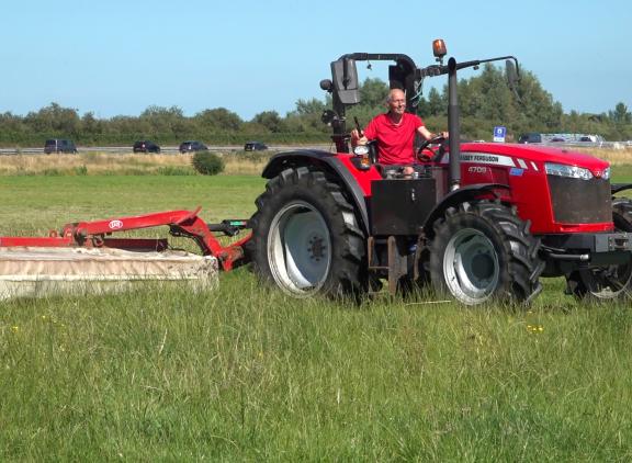 Wim Habben Jansen maait dagelijks een strook grasland, waarna hij de koeien erin weidt