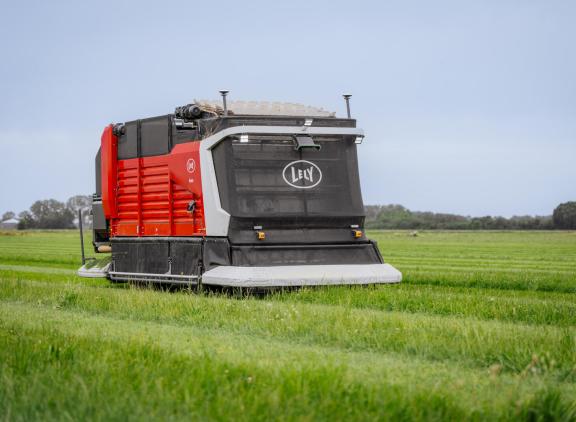 De Exos kan bij Joost van Casteren gras halen op 65 hectare land