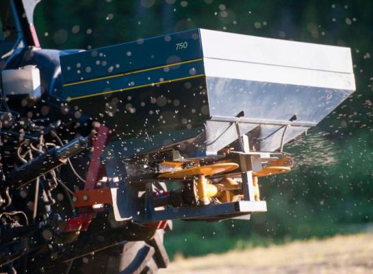 Houd het gras aan de gang door kleine beetjes kunstmest te geven: zo'n 50 tot 75 kg KAS