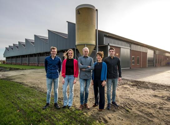De familie Aarts bouwde een innovatieve emissiearme stal met 372 boxen (foto: Rob Fritsen)